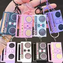 LLAVERO RADIO GRABADORA RETRO